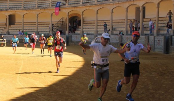 Un grupo de marchadores, durante el paso por la Plaza de Toros de Ronda