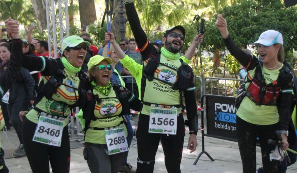 Euforia por parte de un grupo de corredores tras alcanzar la meta