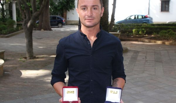 Calderón, posando con las medallas que lo acreditan como campeón de Liga y Copa en Gibraltar