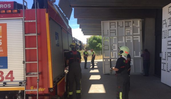 Miembros del Parque de Bomberos de Ronda asegurando la zona.