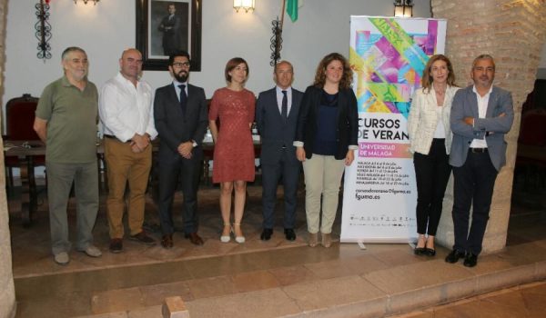 Foto de familia tras la presentación de la Cursos de Verano de la UMA.