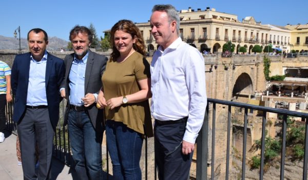 El consejero ha visitado hoy las inmediaciones del Puente Nuevo.