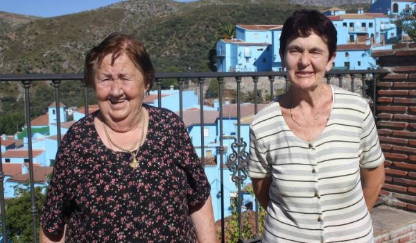 Catalina Mena y Pepa Díaz, dos juzcareñas partidarias de que el municipio mantenga el actual color azul.
