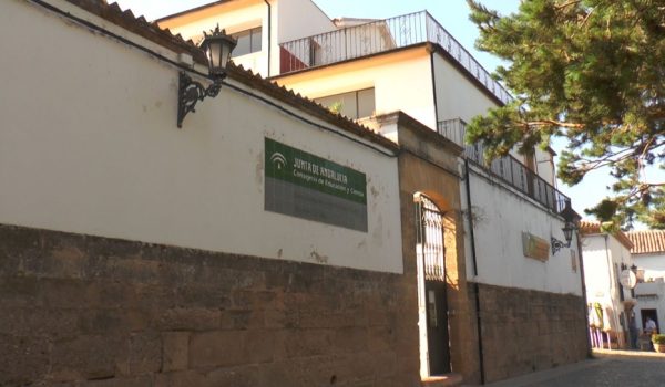 La Consejera de Educación visitará en los próximos días la ciudada para dar la información, según el Consistorio.