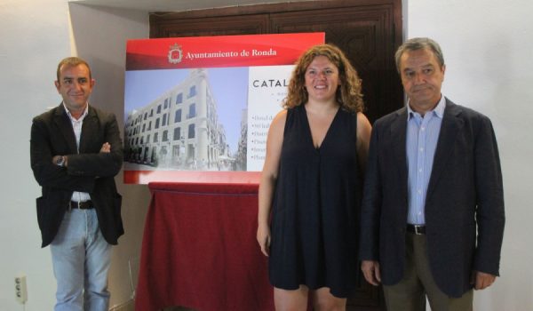 De izquierda a derecha el concejal de Obras, Francisco Márquez; la alcaldesa, Teresa Valdenebro y el Consejero de Catalonia, José Manuel Estévez