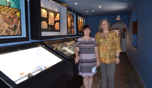 Paqui González, delegada de Patrimonio, junto a Isabel María Barriga, delegada de Turismo.