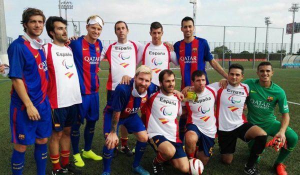 Rosado, en el centro junto al croata Ivan Rakitic