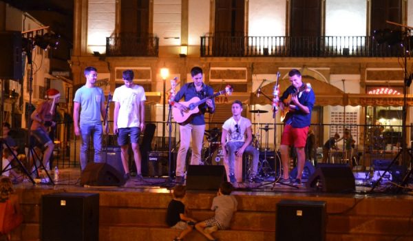 El grupo Veintitrés durante su actuación.