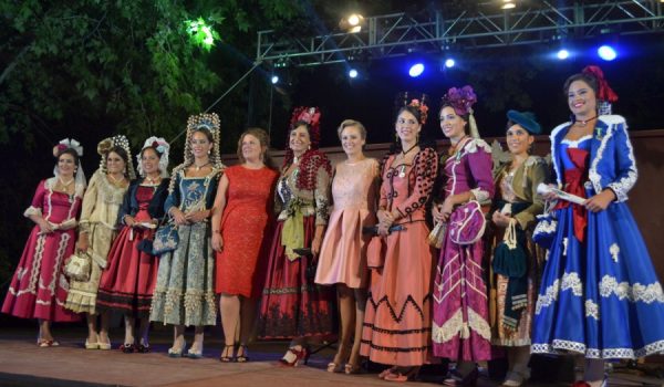 Las Damas Goyescas y su presidenta junto a la alcaldesa de Ronda y la delegada de Fiestas.