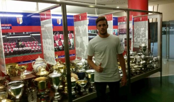 Harillo, en la sala de trofeos de su nuevo club