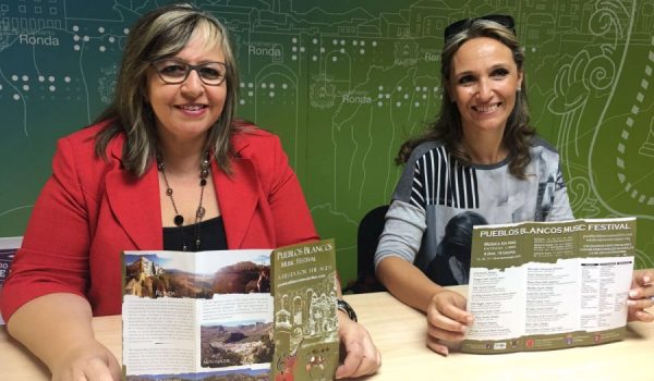 Isabel María Barriga, delegada de Turismo, junto a María José Zarzavilla, delegada de Cultura.