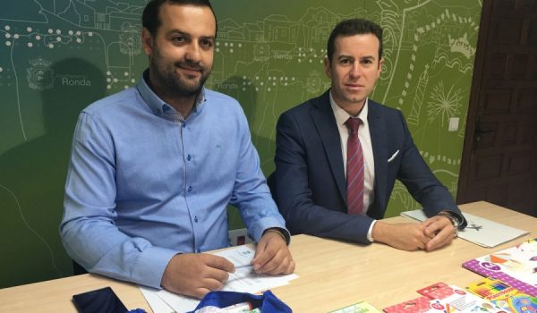 El delegado de Bienestar Social junto al representante de La Caixa.