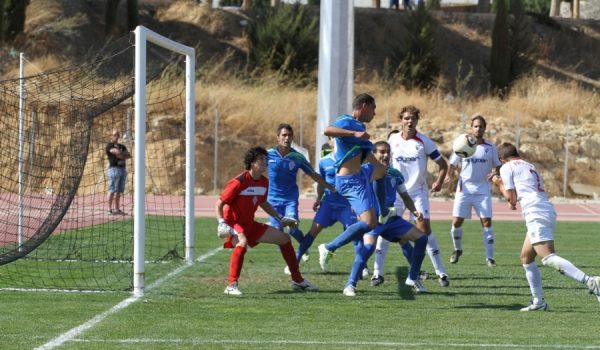 Faucho, que envió un balón al larguero, remata a puerta a la salida de un córner