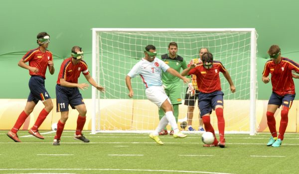 Rosado, a la izquierda con el número 11, en una acción del choque ante Turquía