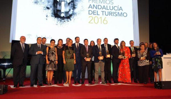 Foto de familia de los premiados con representantes de la Junta de Andalucía y el Ayuntamiento.