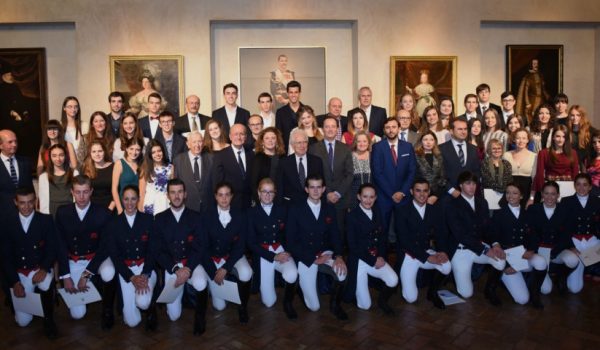 Foto de familia de los premiados.