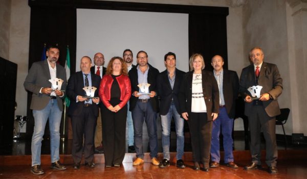 Foto de familia de todos los premiados en la Gala del Turismo.