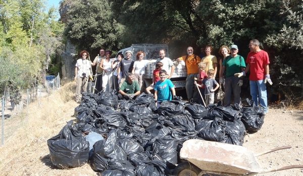 Veinticinco voluntarios han participado en las tareas de limpieza.