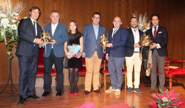 Los Reyes Magos del pasado año cedieron el testigo a los nuevos encargados de encarnar a Sus Majestades.