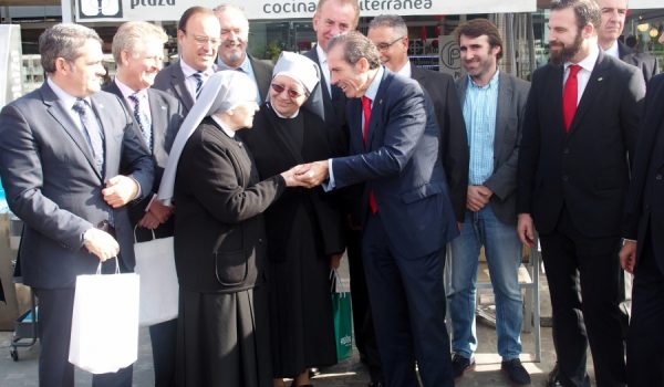 Momento de la entrega de llaves por parte de Francisco Javier Lara a las Hermanitas de los Pobres