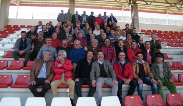 Los asistentes, posando en las gradas de la Ciudad Deportiva