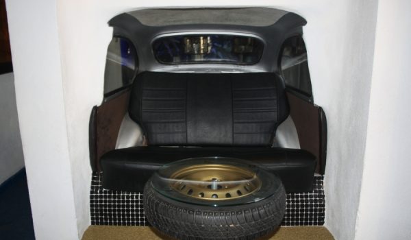 Una de las originales mesas con las que cuenta el Hotel Enfrente Arte