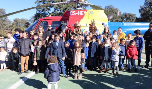 Sus Majestades en las instalaciones de Ascari antes de su llegada a la Ciudad Deportiva.