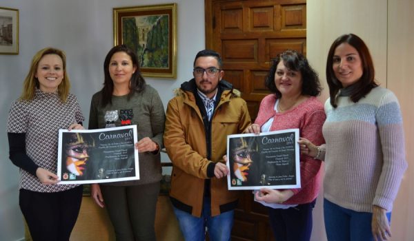 Miembros de la Asociación Cultural Carnavalesca junto a la delegada de Fiestas, Mª José Sánchez.