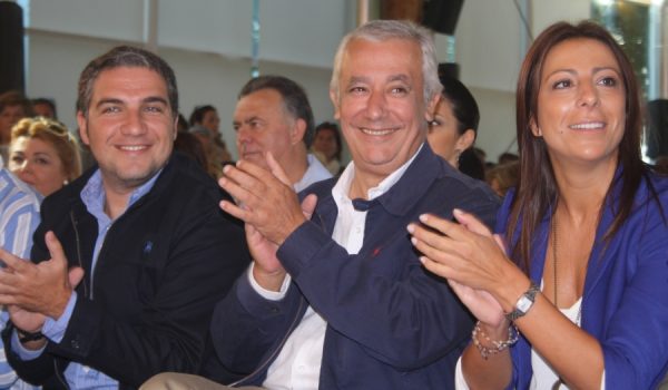 Elías Bendodo, Javier Arenas y la nueva presidenta de los populares rondeños, María de la Paz Fernández.