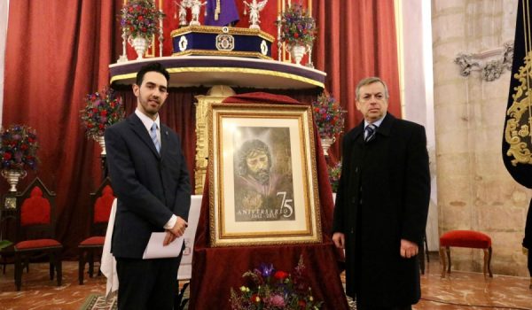 El Hermano Mayor de Padre Jesús, Alejandro Rey, junto al creador del cartel, Alejandro Martín.