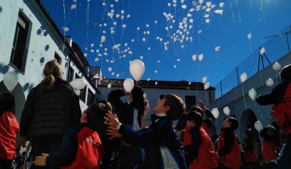 Los globos llevaban mensajes de paz, escritos previamente por los alumnos.