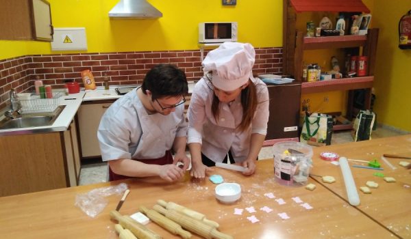Adrián Corbacho y Mª Carmen Zamudio durante la elaboración de las galletas.