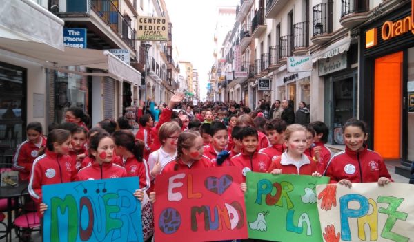 Cientos de niños han participado en la marcha por la Paz.