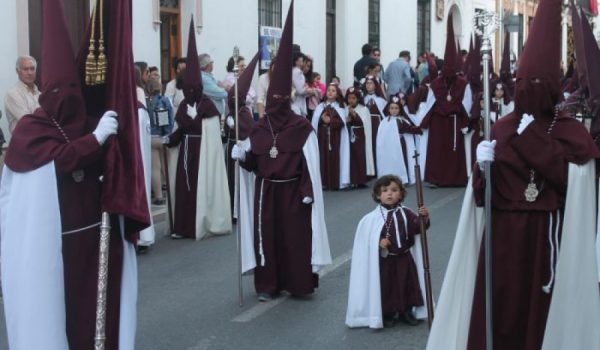 Una joven hermana del Ecce-Homo, durante la estación penitencial del Jueves Santo de 2014