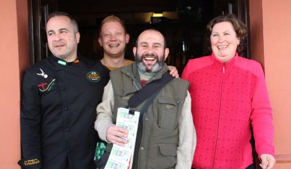 Amedio, posando con varios de los cupones premiados