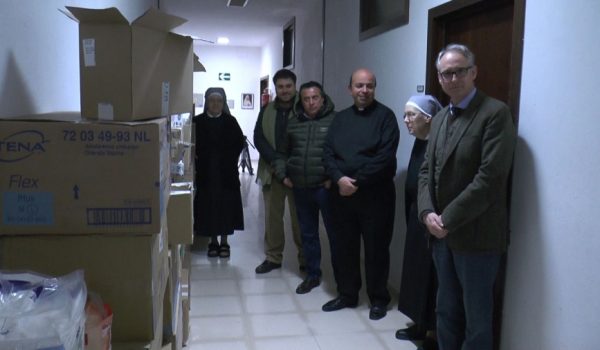 El compromiso de la Hermandad es llevar nuevo material a la residencia.