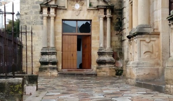 Imagen de la puerta por la que han accedido al interior de la iglesia