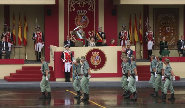 Mandos del 4º Tercio, saludando al Rey Felipe VI durante el desfile del día de la Fiesta Nacional en Madrid