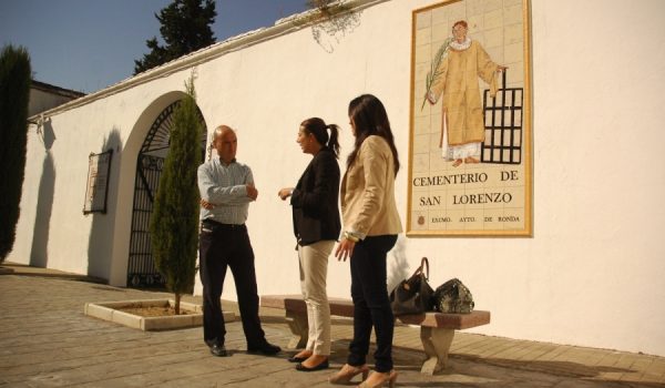 Rafael Flores, María de la Paz Fernández y María del Carmen Martínez, en su visita de hoy al Cementerio de San Lorenzo.