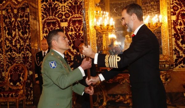 Ramón Armada, recibiendo la alabarda
