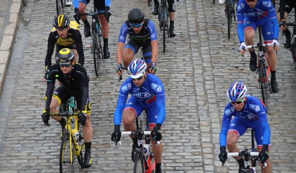 Un grupo de ciclistas, al paso por el Puente Nuevo
