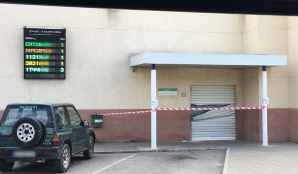 La entrada principal a las oficinas de la ITV permanecía cerrada esta mañana