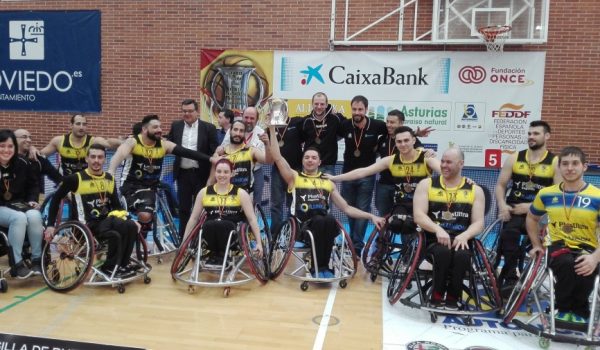 Conde, en el centro de la imagen, levantando el trofeo