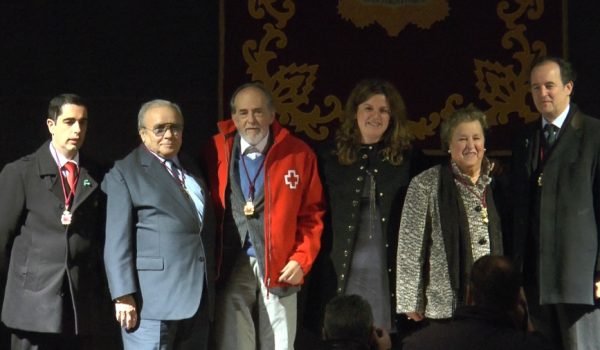 La alcaldesa, Teresa Valdenebro, junto a los premiados.