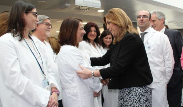 Díaz, saludando a un grupo de profesionales sanitarios