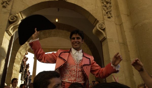 El mayor de los Rivera, saliendo a hombros tras uno de sus triunfos en Ronda