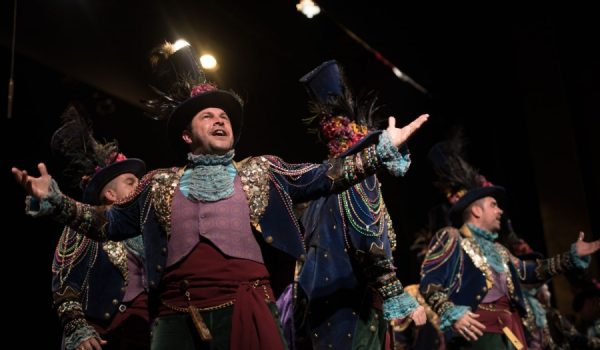 Imagen de la actuación de la comparsa, interpretando el repertorio de La Eternidad