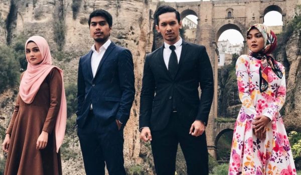 Los actores principales, con el Puente Nuevo de fondo