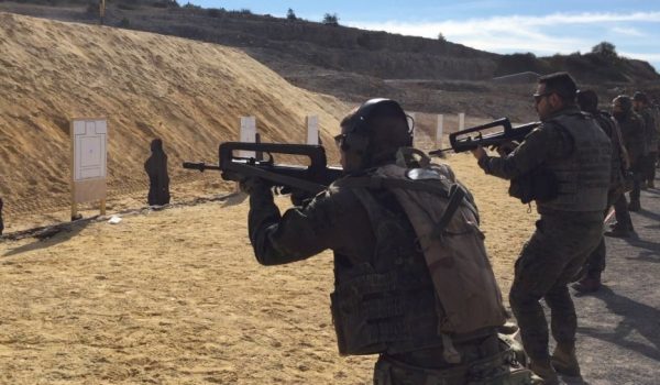 Un grupo de legionarios de la Xª Bandera, practicando en el campo de tiro