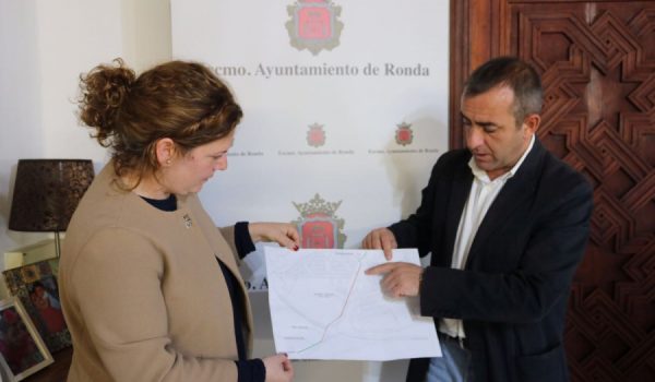 Teresa Valdenebro, alcaldesa, junto al concejal Francisco Márquez.